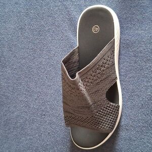 New sandals size 8.5 black